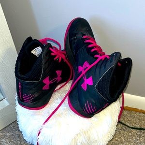 Under armour women’s basketball shoes size 11.